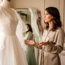 Neelu Essef durante una consulenza di stile con un abito bianco in atelier